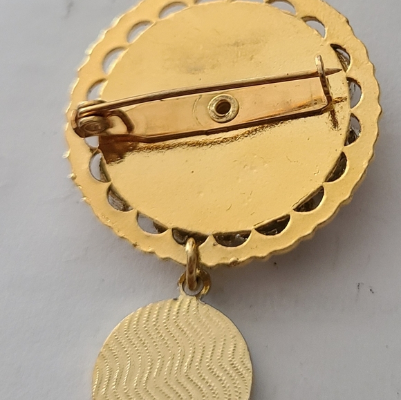 VINTAGE 3D GOLD & SILVER WREATH MEDALLION ANGEL MARY COIN BROOCH FUR PIN - Picture 9 of 11